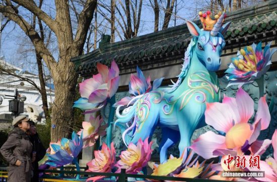 1��22�գ�ɽ��ʡ�����е�45�����µ�һȪӭ�����ư�װ������������С�����ƻ��ԡ������ںӡ���ӳȪ�ǡ�Ϊ���⣬�Ի��Ǻ�Ϊ�ᣬ��������ͻȪ������̶�����������ƾ���ͼΪ�ο͹��͡���Ԫ�ء����ơ�