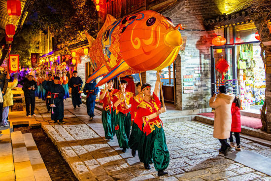 2��8�����ϣ�̨��ׯ�ų��´�����ʽ�ݳ�����ʷ����������ݳ��Թųǽ���Ϊ��̨�������������У������Ź�װ����Ա�������·�һ��̤����ʷ����ζ�ر�Ũ������Դ���������� ���� ������ ̨��ׯ��ý ������ ������