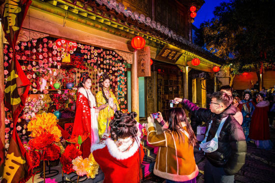 2��8�����ϣ�̨��ׯ�ų��´�����ʽ�ݳ�����ʷ����������ݳ��Թųǽ���Ϊ��̨�������������У������Ź�װ����Ա�������·�һ��̤����ʷ����ζ�ر�Ũ������Դ���������� ���� ������ ̨��ׯ��ý ������ ������