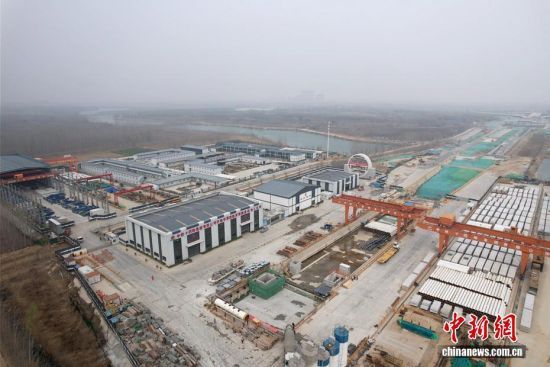 3��17�գ�ɽ�����ϣ��������ˮ�¶ܹ������������ϻƸ�·�ƺ�����˳��ʵ��˫���ͨ��ͼΪ������Ŀʩ���ֳ��������ϲ㳵����ʩ����ȫ����ɣ���Ŀ��ȫ���ƽ��²㳵����װ�㼰�ϲ�ʣ���ײ��ʯ��ʩ����ȫ�����ͨ��Ŀ�