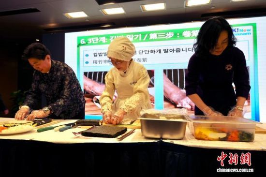 3��19�գ�ɽ��ʡ��ȫ���ϵ����30����ϵ�л�ڼ��Ͽ�Ļ���ֳ��ٰ���ʳ�Ļ��������ͼΪȫ���ϵ���ʦ���з��α����ϲ˰�������������� ������ ��