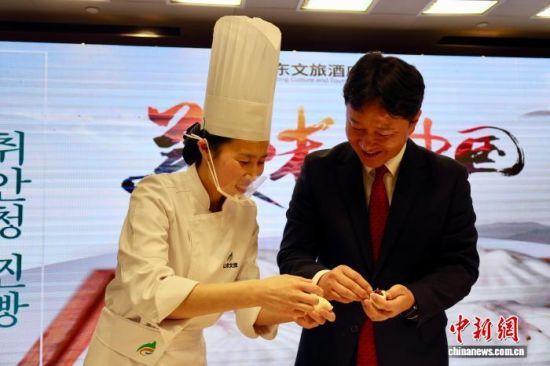 3��19�գ�ɽ��ʡ��ȫ���ϵ����30����ϵ�л�ڼ��Ͽ�Ļ���ֳ��ٰ���ʳ�Ļ��������ͼΪɽ��ʡ��ʦ�̺����α�����Ȫ�Ǵ������������� ������ ��