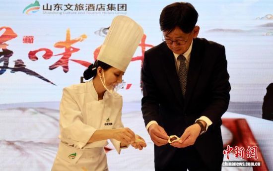 3��19�գ�ɽ��ʡ��ȫ���ϵ����30����ϵ�л�ڼ��Ͽ�Ļ���ֳ��ٰ���ʳ�Ļ��������ͼΪɽ��ʡ��ʦ�̺����α�����Ȫ�Ǵ������������� ������ ��