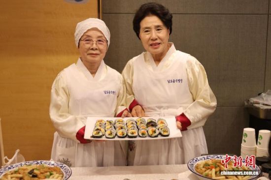 3��19�գ�ɽ��ʡ��ȫ���ϵ����30����ϵ�л�ڼ��Ͽ�Ļ���ֳ��ٰ���ʳ�Ļ��������ͼΪȫ���ϵ���ʦչʾ������ʳ����������� ������ ��