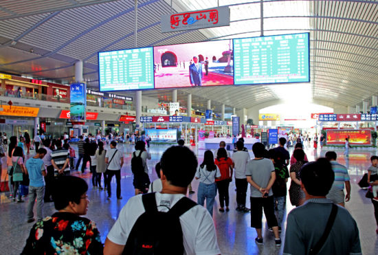 济南西站利用大屏幕为候车旅客播放阅兵直播