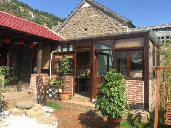 "仙居崂山"是近两年青岛崂山风景区管委会重点打造的一个民宿品牌_风景520 民宿房概念早已超越一般认为的农民房。 国庆黄金周过了一半,要问今年啥业态最火爆?答案是:民宿。记者10月4日多方采访获悉,十一期间,山东全省各地的民宿几乎均告客满,有的民宿每间日租价超过五星级酒店,仍一房难求。 最高1680元,租价超五星级酒店 民宿的概念来自台湾,最近几年被加速引入山东乡村旅游,成为一种方兴未艾的新兴业态。十一期间,山东各地民宿项目大受青睐,已经成形推向市场的项目几乎均告客满。 仙居崂山是近两年青岛崂山风景区管委会重点打造的一个民宿品牌,位于崂山脚