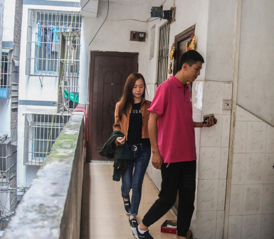 上班了,两人手牵手下楼.