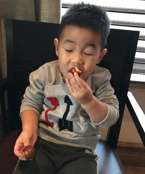 沙溢夫妇每次晒出的照片里,小鱼儿都十分呆萌可爱,表情也丰富搞怪_皮皮网 12月15日晚,胡可发布了一组儿子小鱼儿吃枣的照片,照片中小鱼儿一手一个枣,迫不及待地就往嘴里塞,却被枣酸到眯起了眼睛,瞬间变身表情包,十分可爱。 沙溢夫妇每次晒出的照片里,小鱼儿都十分呆萌可爱,表情也丰富搞怪,跟最近倍受大家喜爱的哥哥安吉站在一起毫不逊色,反倒十分吸睛。网友调侃道:别再黑小鱼儿了、行走的表情包小鱼儿、论表情,只服小鱼儿。(完)