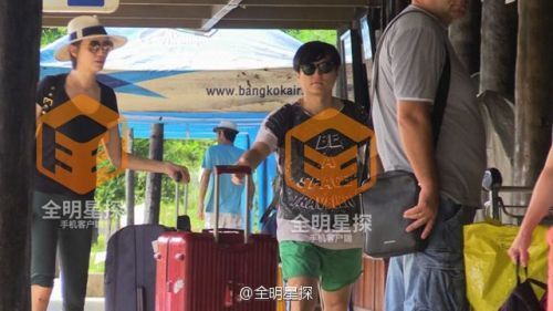 小宋佳恋情曝光与火星电台主唱黄少峰热恋 牵手搂腰