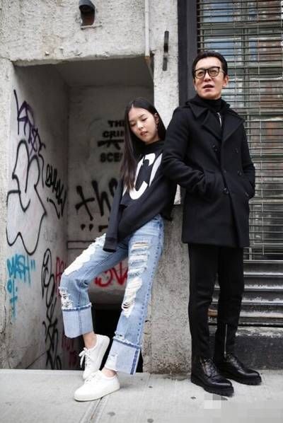 李咏与女儿法图麦都拥有一双长腿,看起来十分具有父女相.