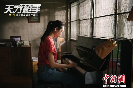 电影《天才枪手》剧照。 胡健 摄 此次在中国内地举办提前观影,不少观众都是慕名而来。观影现场热闹非凡,在山西太原等艺术影院影厅内,更是座无虚席,观众被片中紧张刺激的情节所感染。 《天才枪手》以其快节奏的剪辑和精妙大胆的构思激起了观众的热情,不少观众表示,这绝对是今年又一部话题神作,全程精神紧绷,堪比谍战大片,电影除了燃,其实更多传达的是对社会、对教育的思考 现场许多老师看完都纷纷表达了自己的态度,本来看片名不想让自己的学生看,可这次观影完一定要推荐给他们去看,太有教育意义了,