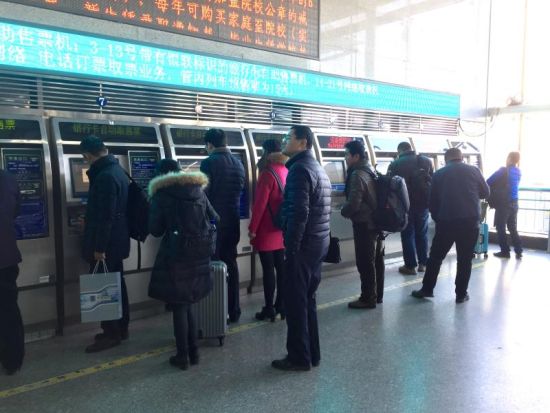 变更运行区段列车4对:(1)青岛北~西安北G1838/5、G1836/7次延长至重庆西,延长区段经由西成客专、成渝高速运行,列车途经成都东站,是淄博至成都首次开行的动车组列车,运行时间为10小时31分,较原有的淄博至成都的快速旅客列车K208次运行时间缩短26小时。(2)济南西~西安北G1831/G1832次延长汉中,延长区段经由西成客专运行。(3)济南西~太原南G1706/7、?