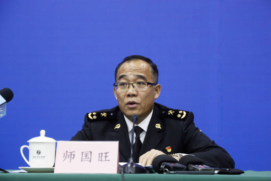 济南海关副关长师国旺在发布会现场,分析介绍了改革开放40年来山东外贸发展的特点。沙见龙 摄 据师国旺介绍,从一带一路沿线国家市场方面看,俄罗斯、印度、东盟等国家和地区是山东主要进出口市场,商品类型涉及原油、机电产品、传统劳动密集型产品、钢材、农产品等。 以跨境电子商务、市场采购、外贸综合服务平台等代表的外贸新业态,逐渐成为促进山东外贸发展的新生力量。青岛海关副关长薛原介绍说,2014至2017年,该省跨境电子商务进出口额达19.