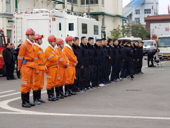 梁犇 杨飞)11月21日上午9时40分许,在山东梁宝寺煤矿事故救援现场,被