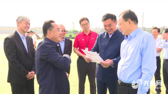 今麦郎集团董事长范现国向济宁市委副书记林红玉,兖州区委书记王宏伟