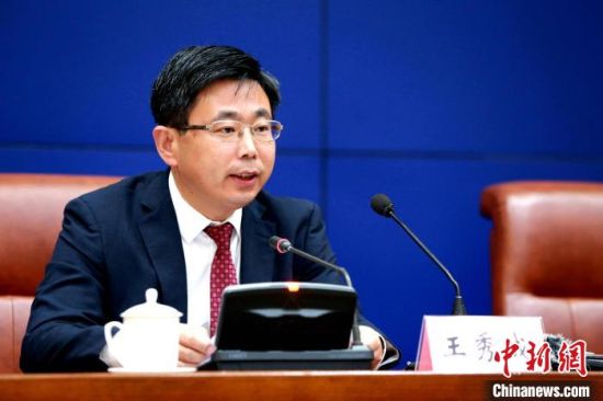 平阴县委副书记,县长王秀成在发布会上介绍有关情况 梁犇 摄