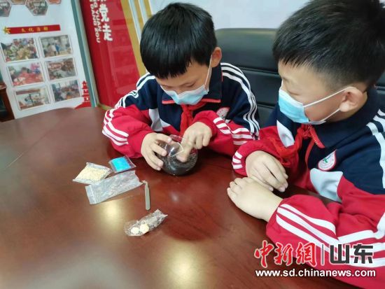 在德州市齊河縣，晏北街道迎賓社區開展了植樹節主題DIY活動。齊河縣委宣傳部供圖