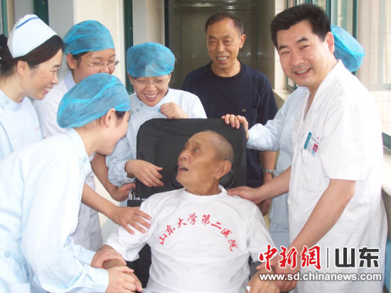 2008��7��16�գ��봨����91����Ա�����³�Ժǰ��ICUҽ����Ա��Ӱ