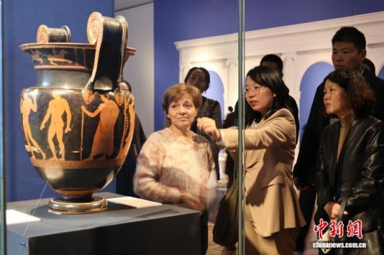 意大利参展嘉宾向观众介绍红绘蜷耳调酒缸。赵晓 摄 意大利参展嘉宾向观众介绍红绘蜷耳调酒缸。赵晓 摄