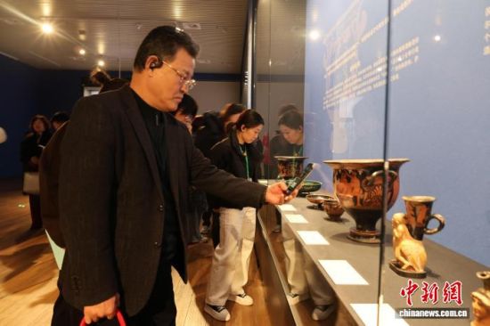 观众在展厅内欣赏普利亚彩陶。赵晓 摄 观众在展厅内欣赏普利亚彩陶。赵晓 摄