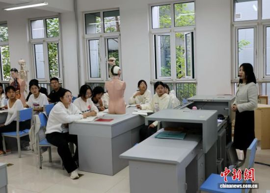 婴幼儿发展与健康管理专业老师在课堂上为学生们讲解婴幼儿保育学。赵晓 摄   婴幼儿发展与健康管理专业老师在课堂上为学生们讲解婴幼儿保育学。赵晓 摄