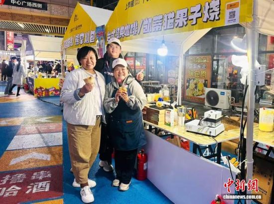 10月21日晚,山东烟台,台胞徐惠美(右一)和食客合影。陈宇婷 摄 10月21日晚,山东烟台,台胞徐惠美(右一)和食客合影。陈宇婷 摄