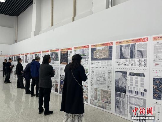 评审团从预审晋级的入围作品中选择佳作,投出选票。陈宛婷 摄 评审团从预审晋级的入围作品中选择佳作,投出选票。陈宛婷 摄