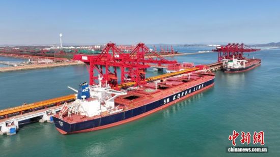 山东港口青岛港董家口港区目前拥有两座40万吨矿石码头。(无人机照片)侯方超 摄 山东港口青岛港董家口港区目前拥有两座40万吨矿石码头。(无人机照片)侯方超 摄