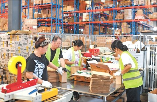 近日,青岛市城阳区青岛鲜美鲜到供应链管理有限公司仓库拣货员在拣选货物。(新华社 发) 近日,青岛市城阳区青岛鲜美鲜到供应链管理有限公司仓库拣货员在拣选货物。(新华社 发)