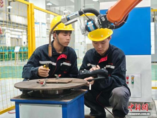 郓城县高级技工学校焊接实训室内,学生在进行实训操作。苏亚 摄 郓城县高级技工学校焊接实训室内,学生在进行实训操作。苏亚 摄