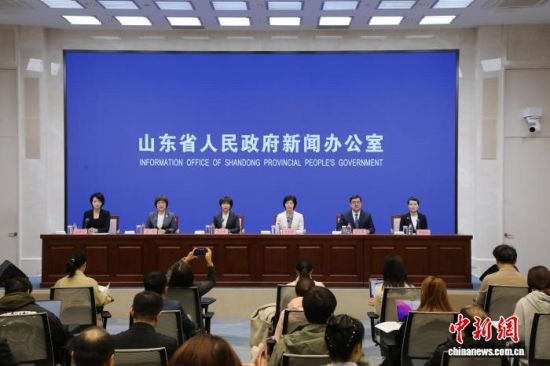 山东省政府新闻办公室29日召开发布会,介绍该省深化全国医养结合示范省建设、提升老年健康服务能力相关情况。崔晗 摄 山东省政府新闻办公室29日召开发布会,介绍该省深化全国医养结合示范省建设、提升老年健康服务能力相关情况。崔晗 摄