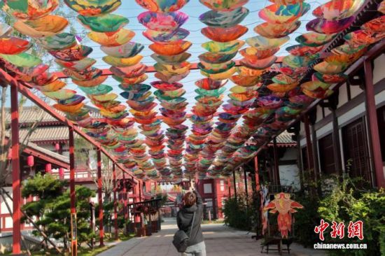 媒体记者在乐陵影视城参观。程兆慧 摄 媒体记者在乐陵影视城参观。程兆慧 摄