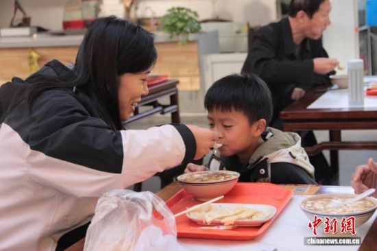 市民在临清“乾城食荟萃”享用早餐。程兆慧 摄 市民在临清“乾城食荟萃”享用早餐。程兆慧 摄