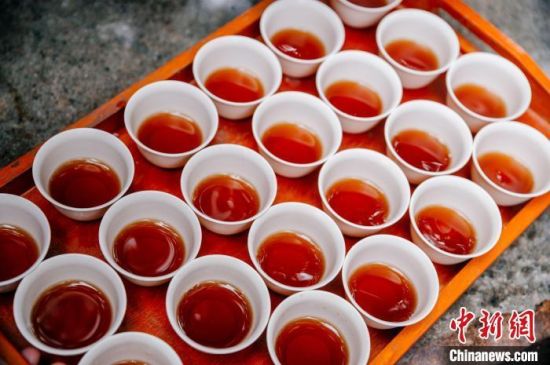 资料图:图为菊花酒。中新网记者 李南轩 摄 资料图:图为菊花酒。中新网记者 李南轩 摄