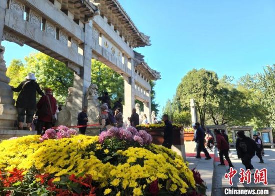 资料图:民众登山赏菊。赵晓 摄 资料图:民众登山赏菊。赵晓 摄