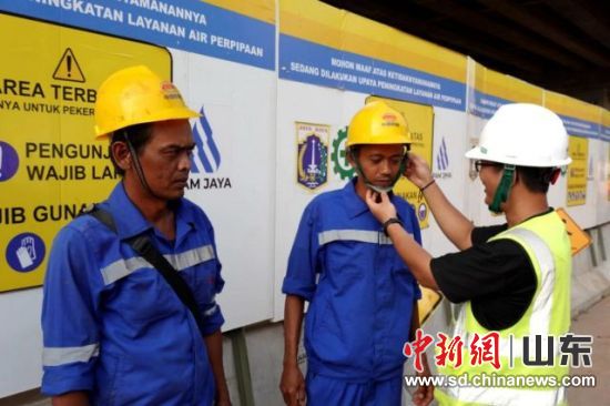 印尼雅加达供水管道工程顶管班组与外籍产业工人“结对子”提升施工技能,刷新印尼现有最长顶管区间施工记录。 印尼雅加达供水管道工程顶管班组与外籍产业工人“结对子”提升施工技能,刷新印尼现有最长顶管区间施工记录。