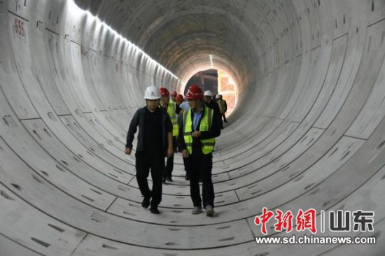 观摩团队到正福盾构区间学习探讨班组建设,班组建设正日益成为青岛迈向“世界一流地铁”目标最坚实、最可靠的路基 观摩团队到正福盾构区间学习探讨班组建设,班组建设正日益成为青岛迈向“世界一流地铁”目标最坚实、最可靠的路基