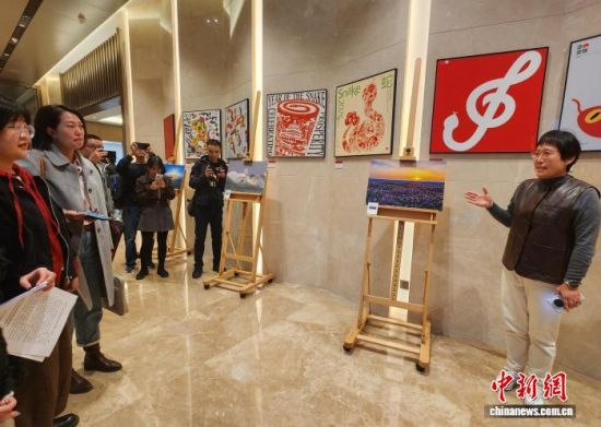 会场外展出“镜观齐鲁·生态之美”摄影展。赵晓 摄 会场外展出“镜观齐鲁·生态之美”摄影展。赵晓 摄