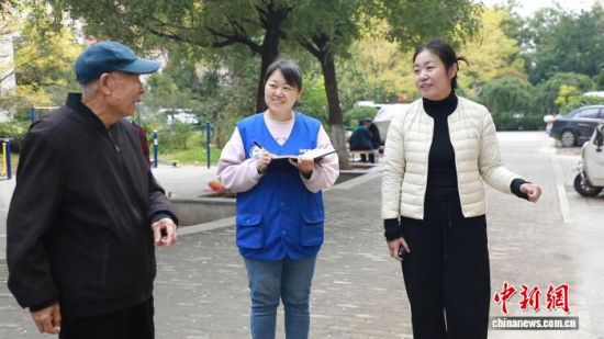 淄博市张店区湖田街道工作人员了解民生需求。张店区委宣传部供图 淄博市张店区湖田街道工作人员了解民生需求。张店区委宣传部供图