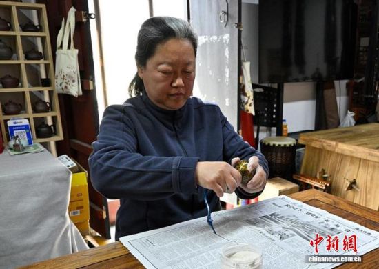 图为王亚琴在为漆器抛光。刘昊 摄 图为王亚琴在为漆器抛光。刘昊 摄