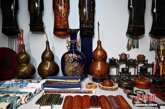 图为王亚琴创新设计的漆艺产品。刘昊 摄 图为王亚琴创新设计的漆艺产品。刘昊 摄