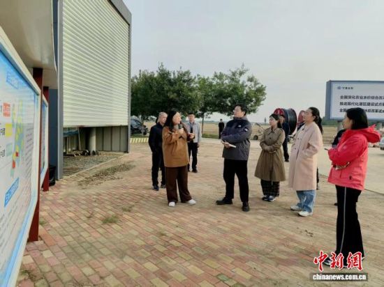 在德州宁津县,媒体调研团了解当地农业节水灌溉情况。沙见龙 摄 在德州宁津县,媒体调研团了解当地农业节水灌溉情况。沙见龙 摄