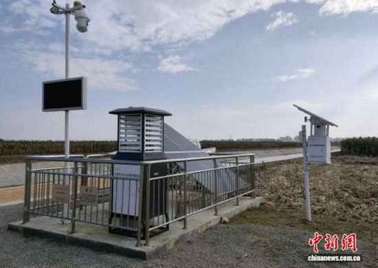 图为位于德州平原县一处农田旁边的智慧监测设备。沙见龙 摄 图为位于德州平原县一处农田旁边的智慧监测设备。沙见龙 摄