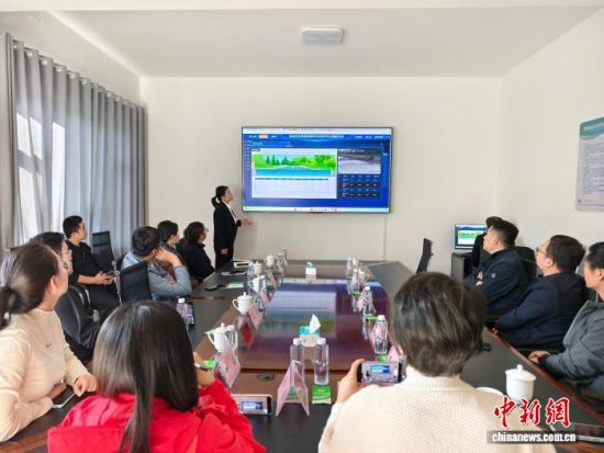 工作人员向媒体团介绍滨州市引黄灌溉服务中心数字孪生灌区平台。冯宇馨 摄 工作人员向媒体团介绍滨州市引黄灌溉服务中心数字孪生灌区平台。冯宇馨 摄