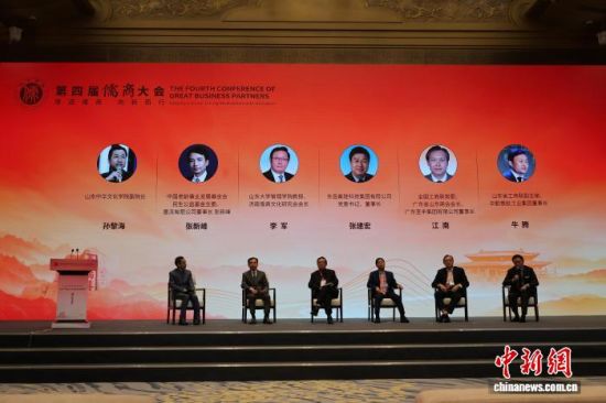 山东中华文化学院副院长孙黎海主持访谈交流环节。孙婷婷 摄 山东中华文化学院副院长孙黎海主持访谈交流环节。孙婷婷 摄