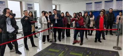 工作人员用“意念”操控无人机 工作人员用“意念”操控无人机