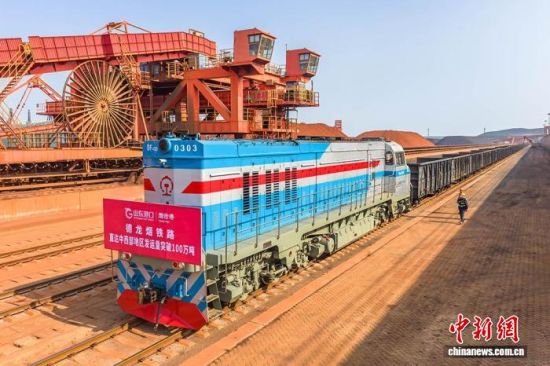 近日,德龙烟铁路海铁联运跨省通道发运量突破100万吨。张超 摄 近日,德龙烟铁路海铁联运跨省通道发运量突破100万吨。张超 摄