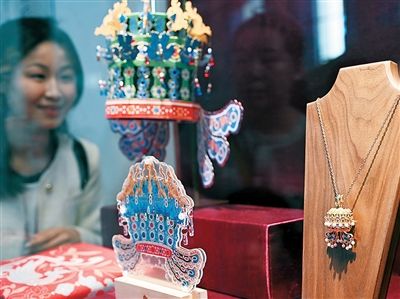 游客在中国国家博物馆选购文创产品“凤冠”项链。 新华社记者 金良快摄 游客在中国国家博物馆选购文创产品“凤冠”项链。 新华社记者 金良快摄