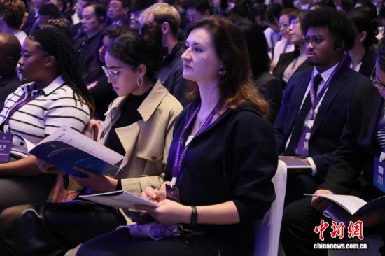10月5日,2025年全球工商法治大会在山东青岛举行。图为嘉宾在现场参会。张孝鹏 摄 10月5日,2025年全球工商法治大会在山东青岛举行。图为嘉宾在现场参会。张孝鹏 摄