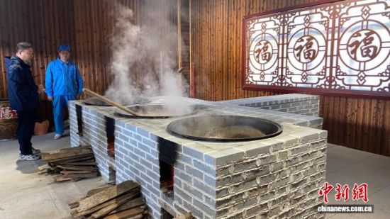 工人展示阿胶熬制工艺。孙婷婷 摄 工人展示阿胶熬制工艺。孙婷婷 摄
